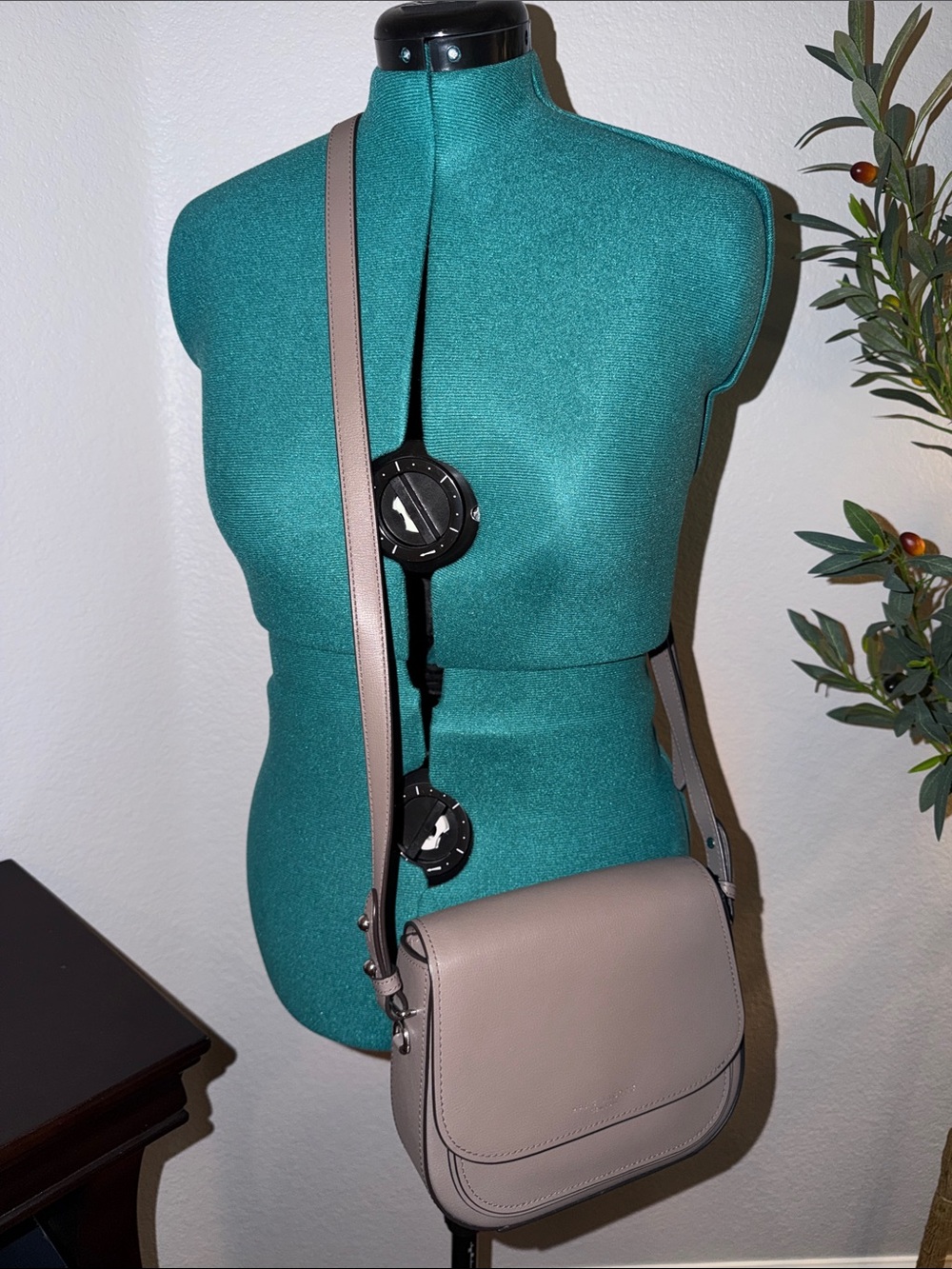 Marc Jacobs Taupe Leather Crossbody Bag - Picture 8 of 13